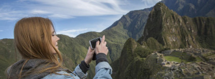 Eine Frau fotografiert die Inka-Ruinen
