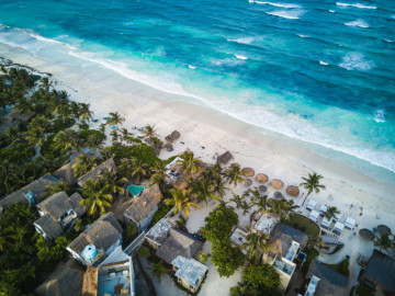 Türkisblaues Meer und weißer Sandstrand von oben in Tulum, Mexiko