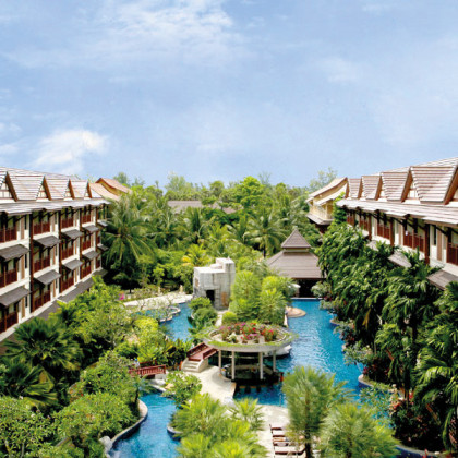 Pool inmitten von Grünanlage mit Palmen auf Phuket im Kata Palm Resort