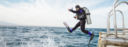 Ein Taucher springt ins Meer