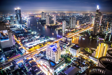 Blick von oben bei Nacht auf Bangkok