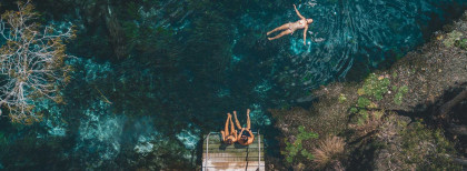 Junge Leute am Mataranka Pool im Northern Terriroey