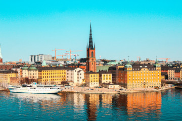 Der Stockholmer Hafen bei strahlendem Sonnenschein