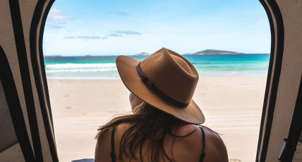 Frau am Strand in Westaustralien