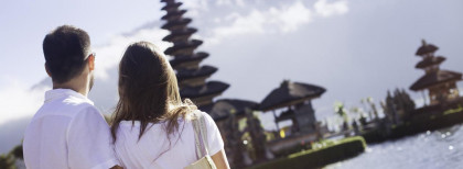 Ein junges Paar betrachtet einen Tempel auf Bali