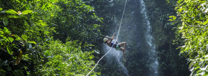 Frau beim Ziplining in Monteverde, Costa Rica