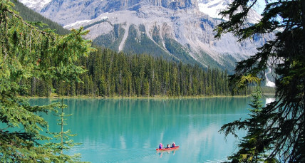 Person auf einem Kanu auf dem Emerald Lake in Kanada