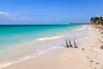 weißer Sandstrand mit glasklarem Meer am Cayo Levisa