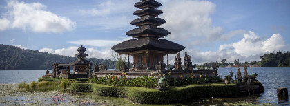 Eine kleine Insel mit einem Indonesischem Haus drauf