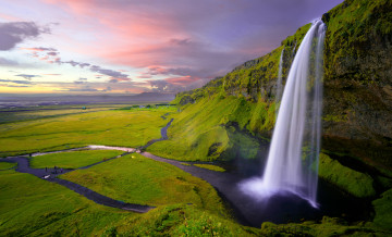 Blick auf eine Wunderschöne Landschaft mit einem Wasserfall auf Island 
