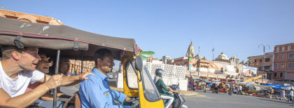 Ein Taxi mit Touristen in Delhi 