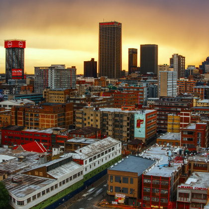 Blick auf Johannesburg von oben bei Sonnenuntergang