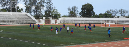 Training einer Fußball Mannschaft in einem Stadion auf Kreta