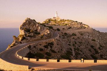 Blick auf den weißen Leuchtturm am Cap Formentor auf Mallorca