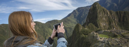 Eine Frau Fotografiert die Inka-Ruinen