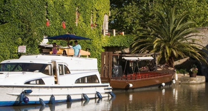 Hausboot auf Fluss in Frankreich