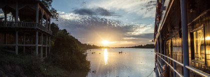 Blick auf einen Sonnenuntergang in Kambodscha an einem See
