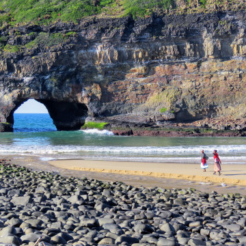 Zwei winkende Xhosa-Frauen am Hole in the Wall in Südafrika, Wild Coast