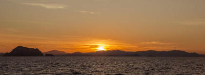 Ein wunderschöner Sonnenuntergang am Meer von Thailand
