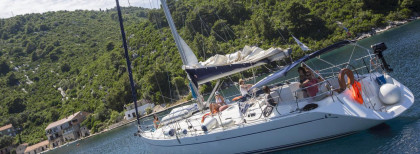 Ein Segelboot in der Küste Split