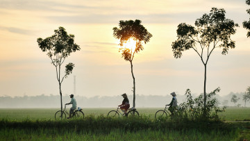 Drei Menschen aus Indonesien fahren Fahrrad