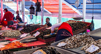 Blick auf einen Wochenmarkt in Chile 