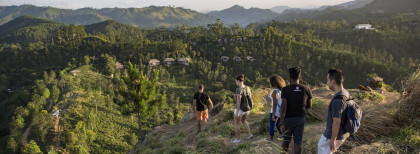 Fünf junge Menschen Wandern in Sri Lanka