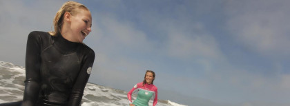 Zwei junge Leute Surfen auf den Meer 