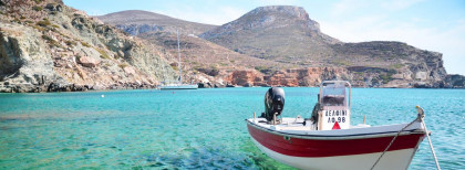 Ein Boot an der Küste Mykonos 