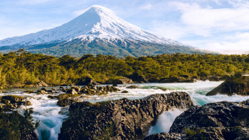 Petrohué Wasserfall vor dem Hintergrund des Osorno Vulkans in Chile