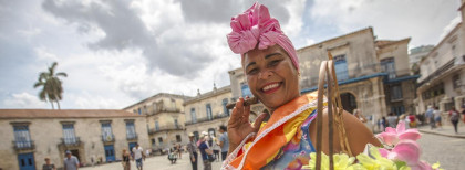 Eine Frau mit einem Bunten Kleid und einer Zigarette in der Hand in Havanna 
