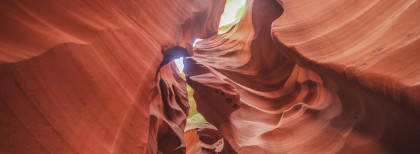 Sandsteinschlucht im Grand Canyon mit Blick zum Himmel