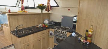 Innenraum von einen Boot mit einer Küche
