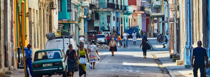 Eine belebte Straße in Havanna auf Kuba