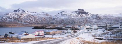 Ein kleines Dorf bei Schnee in Island
