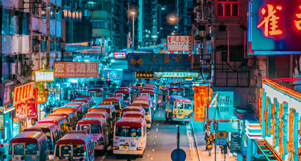 Blick auf ein paar Busse in der Innenstadt von  Hong Kong  