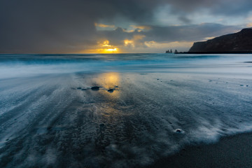 Schwarzer Strand in Island bei Sonnenuntergang 