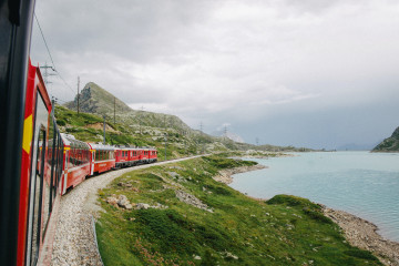 Ein Zug der am Meer langfährt 