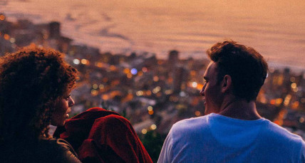 Junge Frau und junger Mann über Kapstadt bei Sonnenuntergang