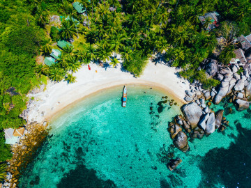 Kristallklaeres Wasser am Strand in Thailand