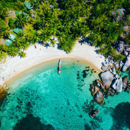 Kristallklaeres Wasser am Strand in Thailand