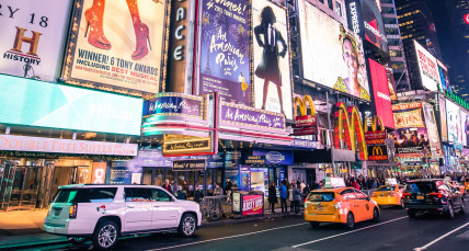 Hell beleuchteter Time Square in New York 