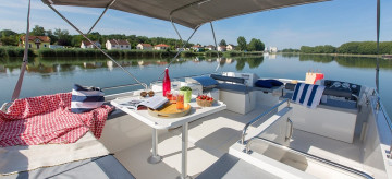 auf dem Boot mit Sofa und einem Ausblick aufs Westland