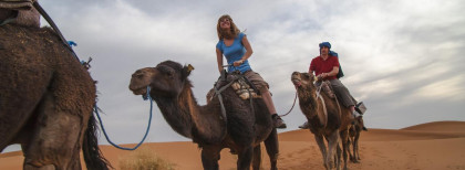 Ein junges Paar Reiten zwei Kamele 