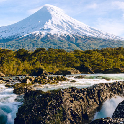 Petrohué Wasserfall vor dem Hintergrund des Osorno Vulkans in Chile