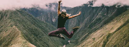 Frau springt auf dem Inka-Trail in Peru