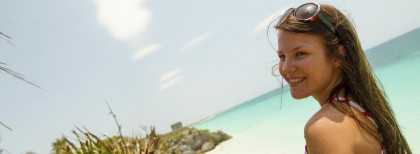 Ein Mädchen am Strand in Mexiko