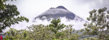 Ein Berg und ein Regenwald in Costa Rica