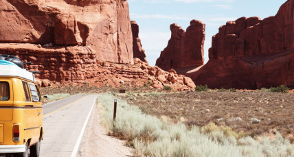 Gelber Camper auf den Straßen des Arches National Parks, USA