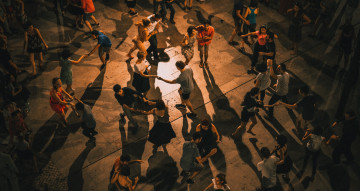 Menschen tanzen lateinamerikanische Tänze